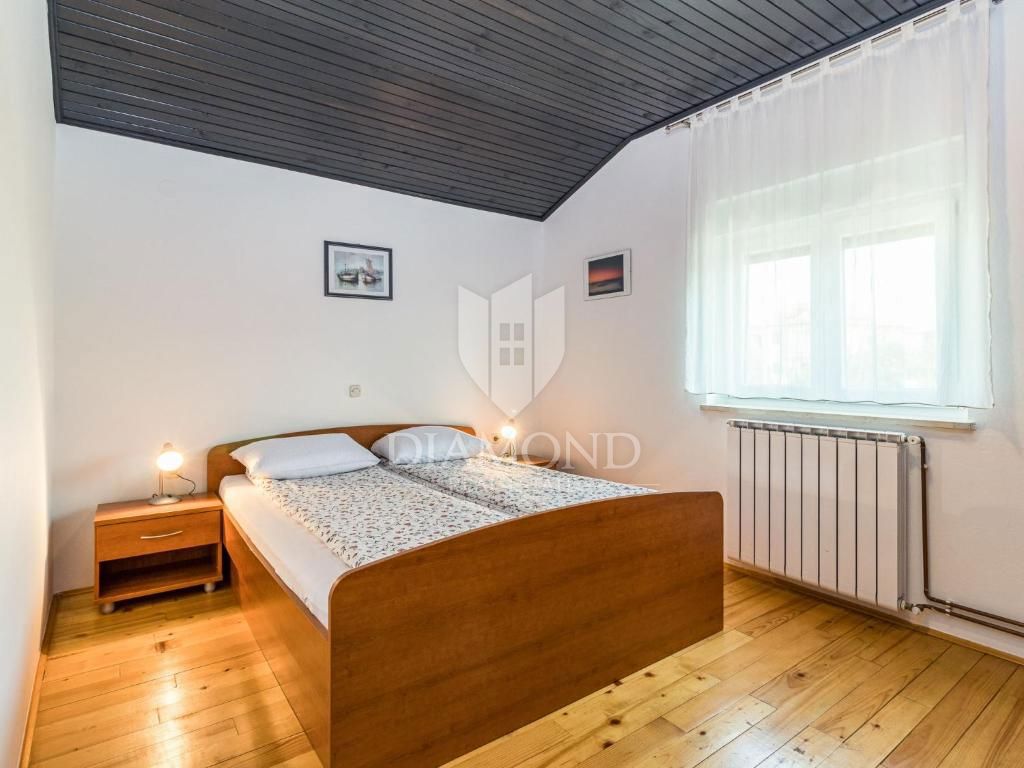 Poreč, apartmajska hiša z bazenom in prostornim vrtom!