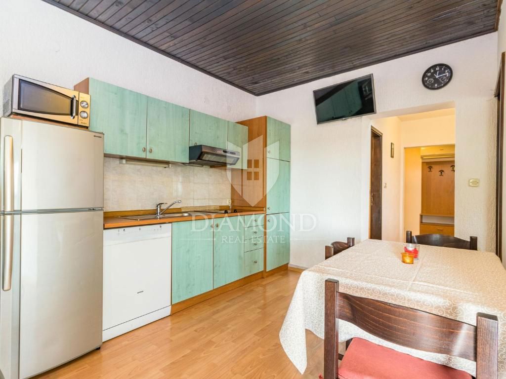 Poreč, apartmajska hiša z bazenom in prostornim vrtom!