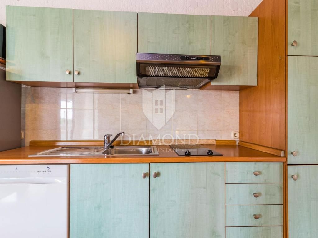 Poreč, apartmajska hiša z bazenom in prostornim vrtom!