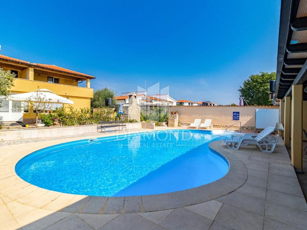 Poreč, apartmajska hiša z bazenom in prostornim vrtom!