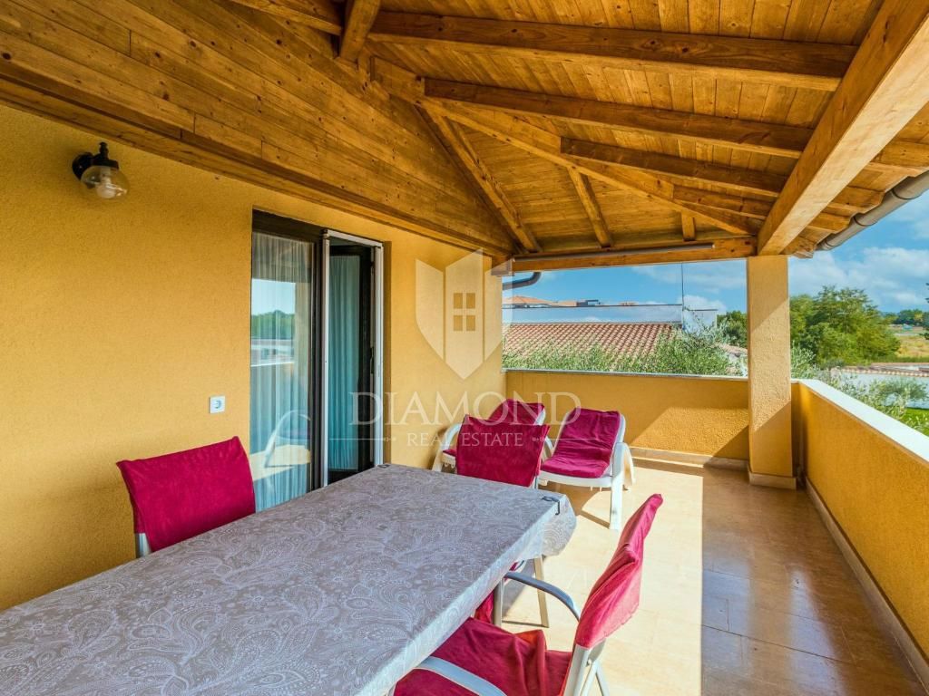 Poreč, apartmajska hiša z bazenom in prostornim vrtom!