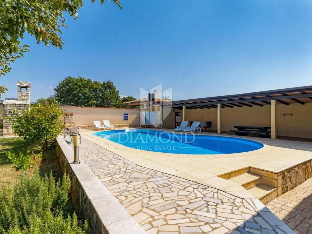 Poreč, apartmajska hiša z bazenom in prostornim vrtom!
