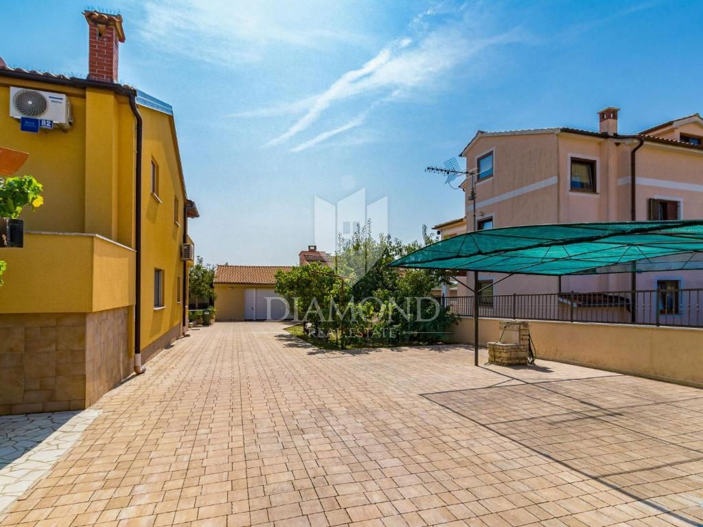 Poreč, apartmajska hiša z bazenom in prostornim vrtom!