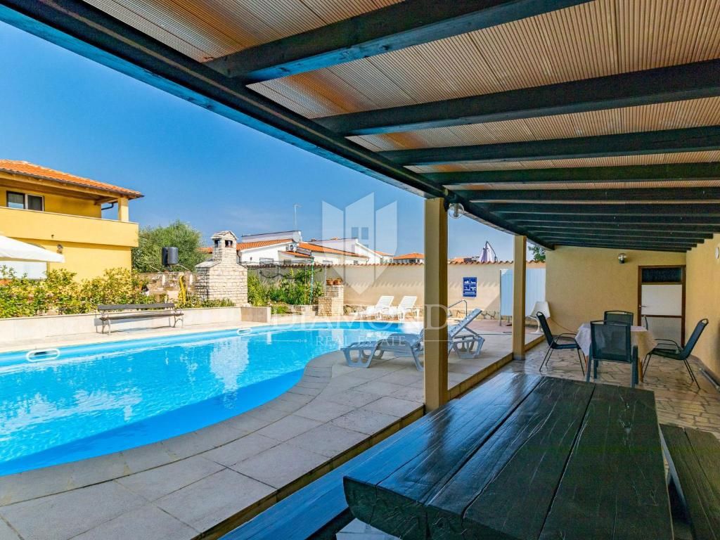 Poreč, apartmajska hiša z bazenom in prostornim vrtom!