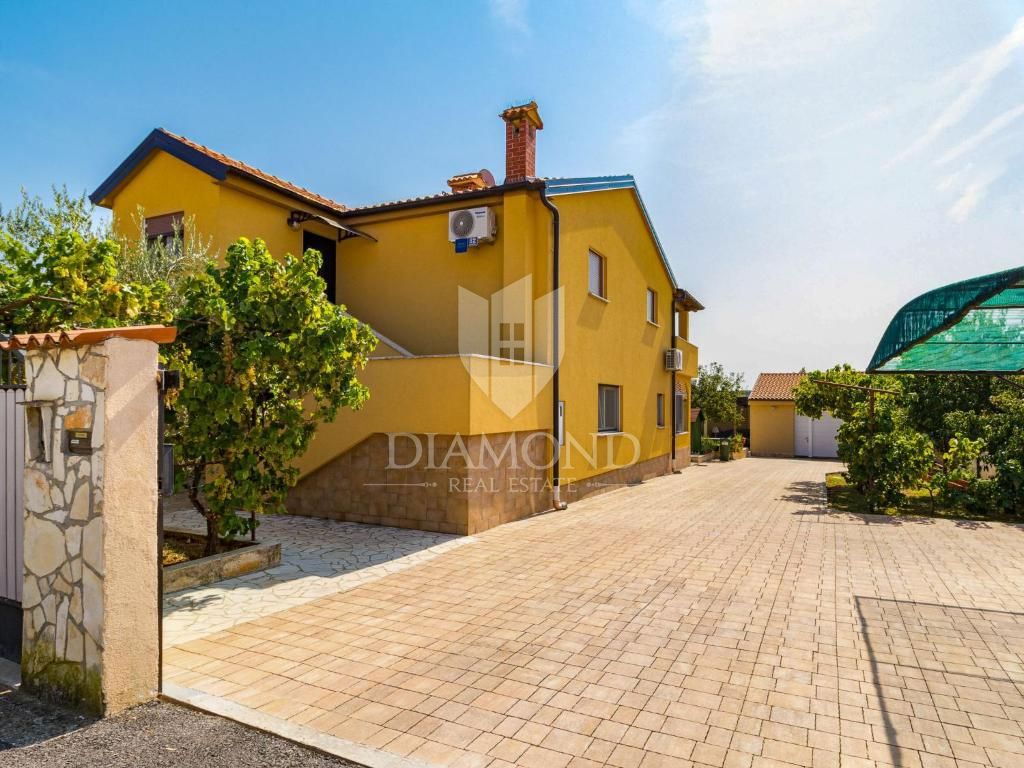 Poreč, apartmajska hiša z bazenom in prostornim vrtom!
