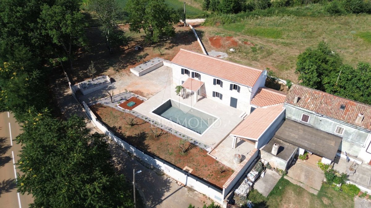 Barban, osrednja Istra, prenovljena kamnita hiša z bazenom