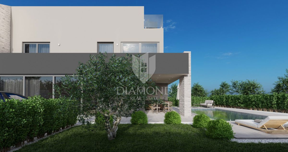 Poreč, luksuzna moderna vila 500 m od morja!