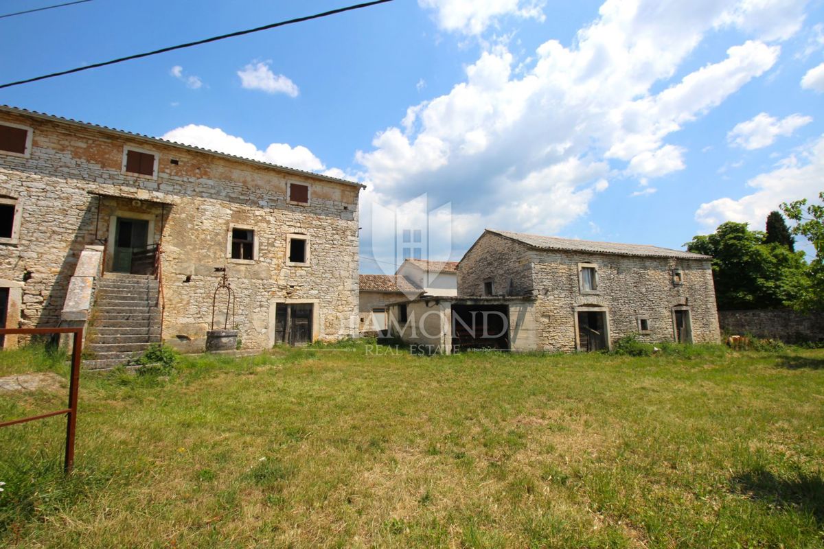 Svetvinčenat, okolica, hiša za obnovo z dodatnim objektom na lepi lokaciji