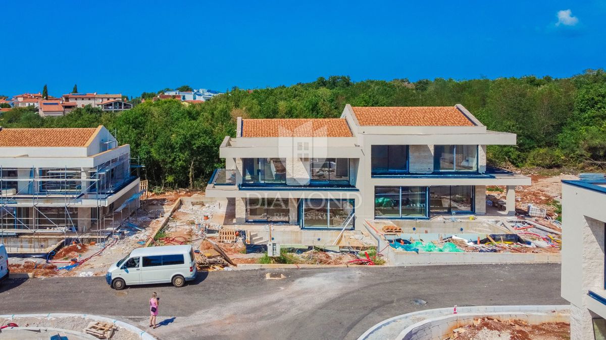 Umag! Luksuzna vila 100 m od morja!