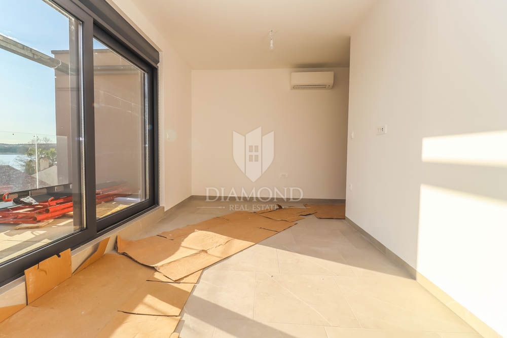 Apartma z dvigalom ob plaži v mirnem delu Medulina!