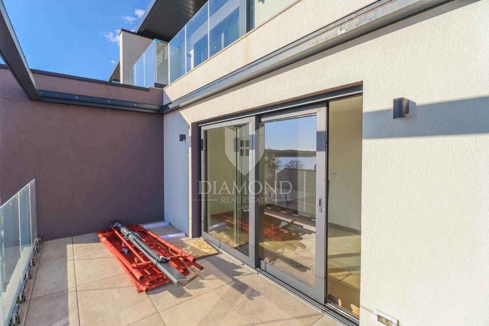 Apartma z dvigalom ob plaži v mirnem delu Medulina!