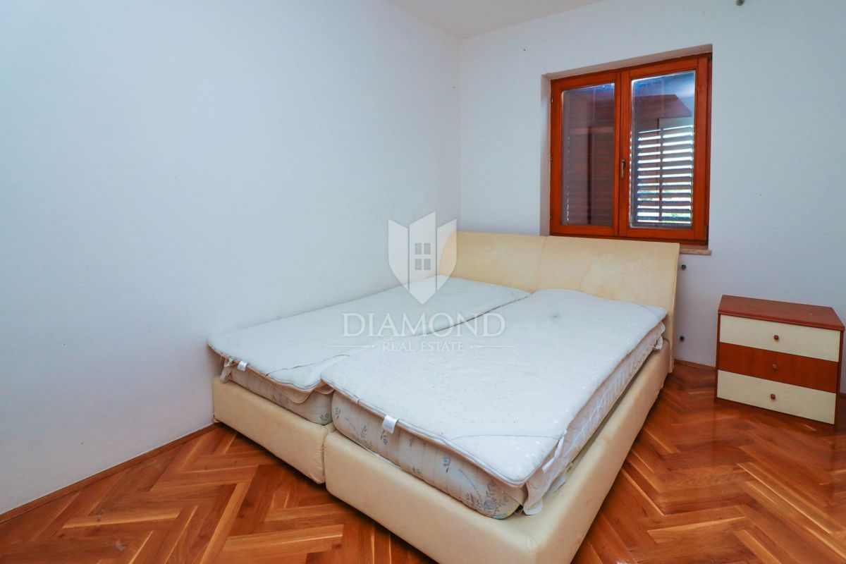 Poreč, prostorno stanovanje s pogledom na morje!
