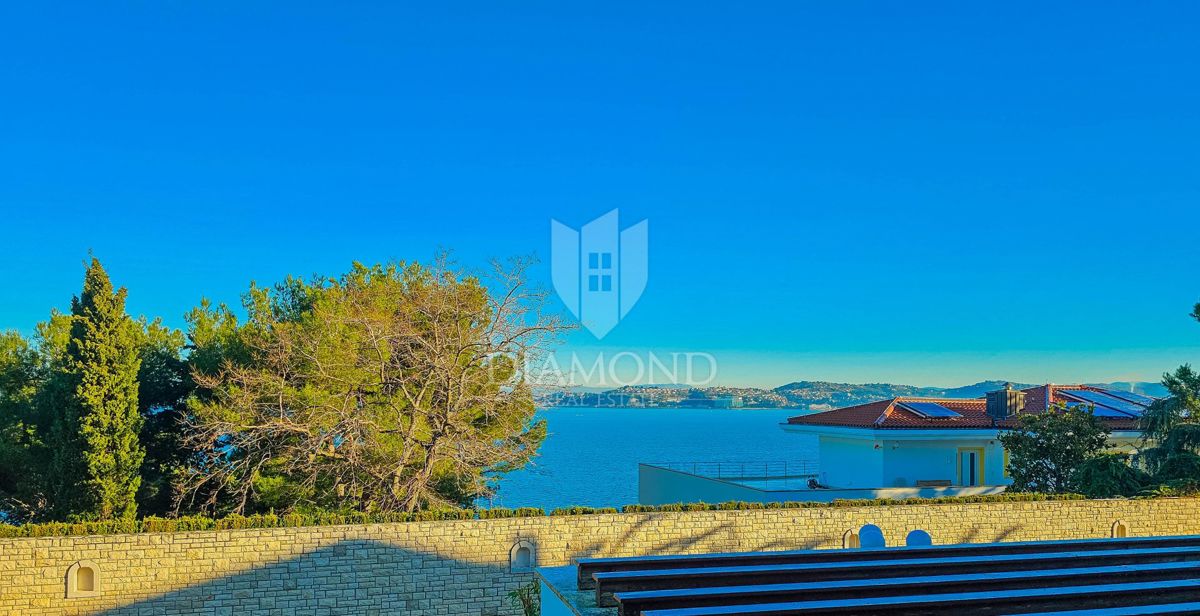 Umag, Crveni vrh! Izjemno stanovanje s pogledom na morje!