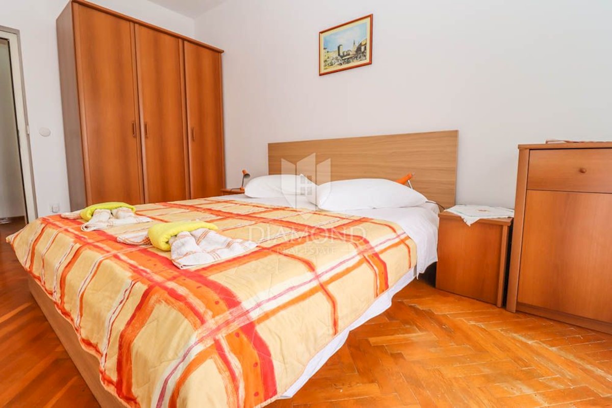 Premantura, prostoren apartma z dvoriščem, pogled na morje!