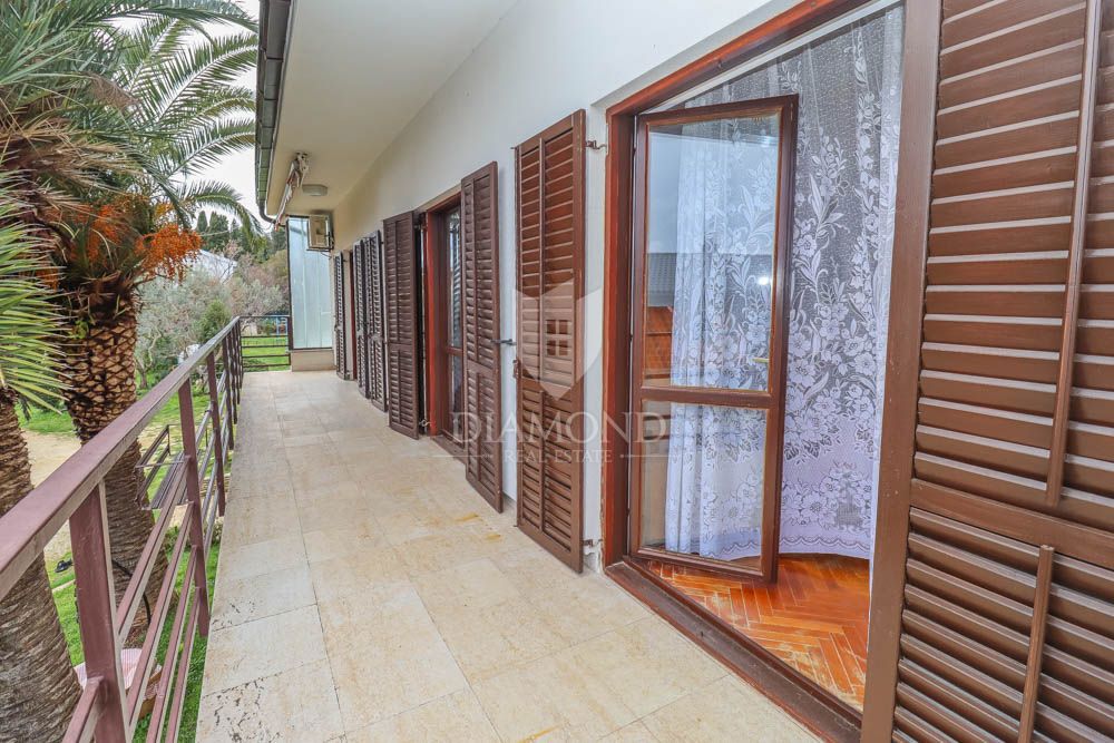 Premantura, prostoren apartma z dvoriščem, pogled na morje!