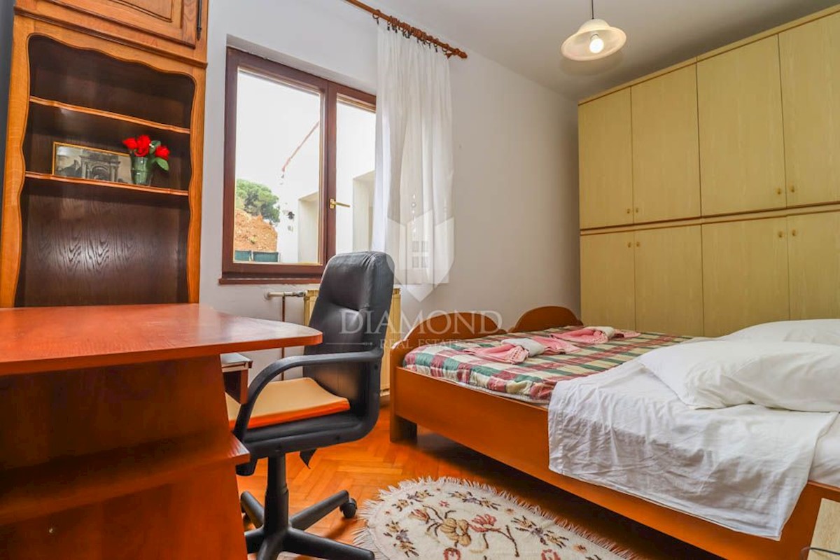 Premantura, prostoren apartma z dvoriščem, pogled na morje!