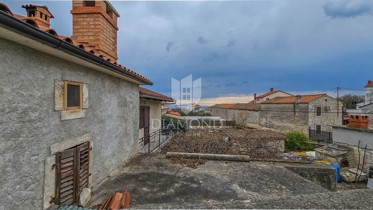 Priložnost za prenovo! Vrstna hiša s pogledom na morje, Peruški! 