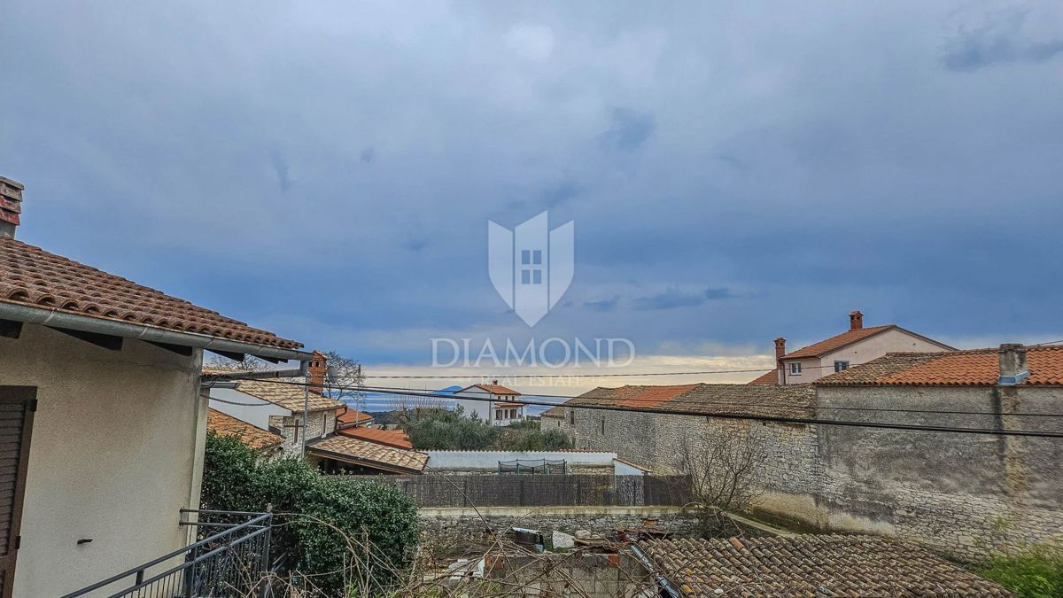 Priložnost za prenovo! Vrstna hiša s pogledom na morje, Peruški! 