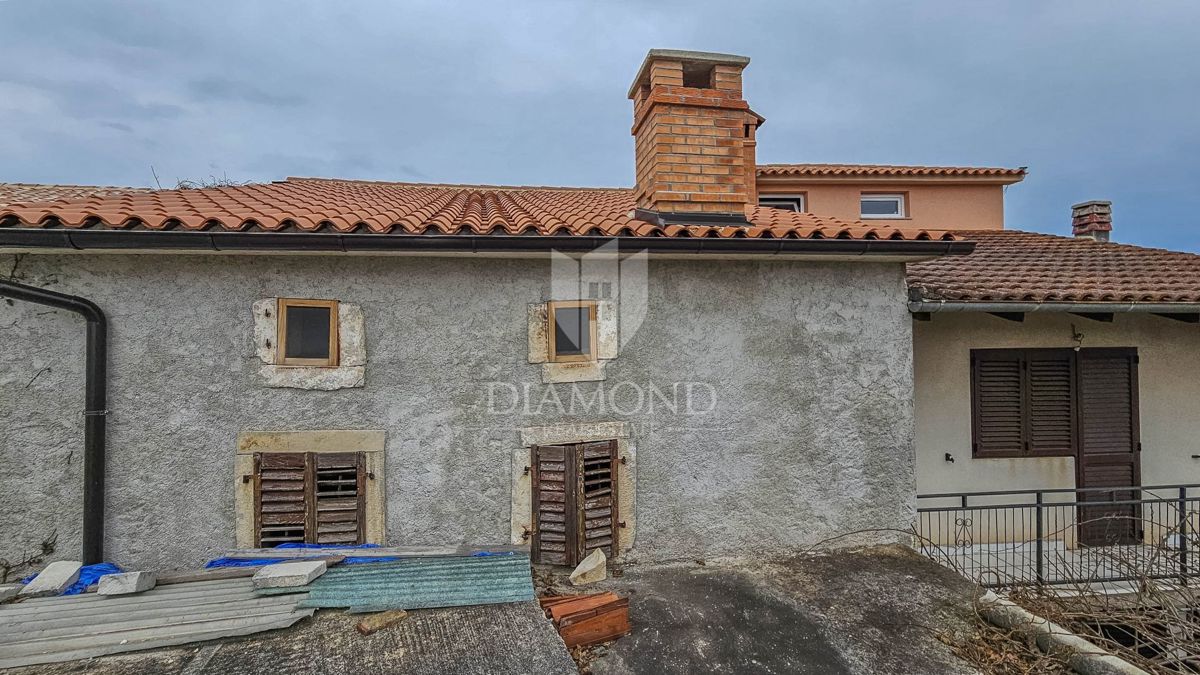 Priložnost za prenovo! Vrstna hiša s pogledom na morje, Peruški! 