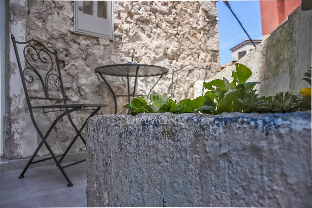  Dvosobno stanovanje s teraso v središču Rovinja