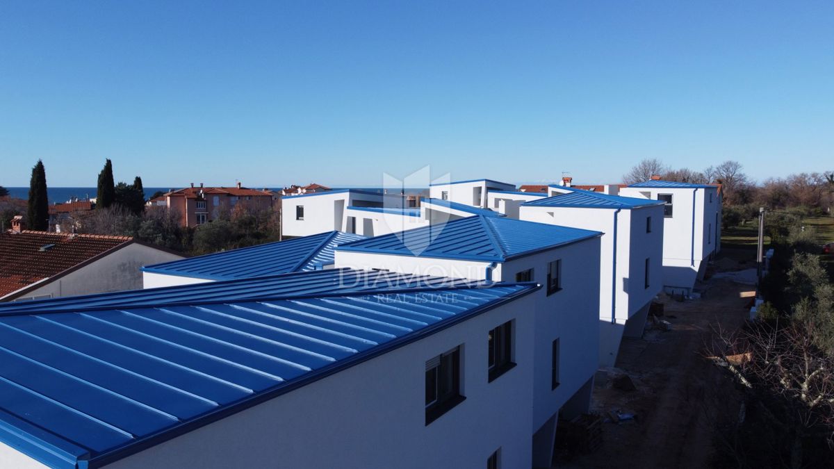 Umag, Lovrečica, Novogradnja z vrtom 300m od morja!