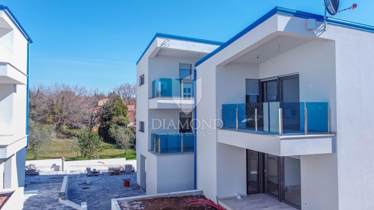 Umag, Lovrečica, Novogradnja z vrtom 300m od morja!