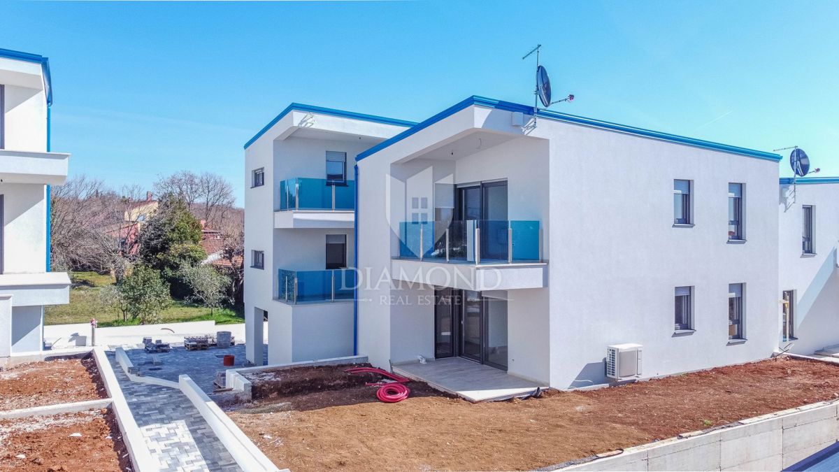 Umag, Lovrečica, Novogradnja z vrtom 300m od morja!