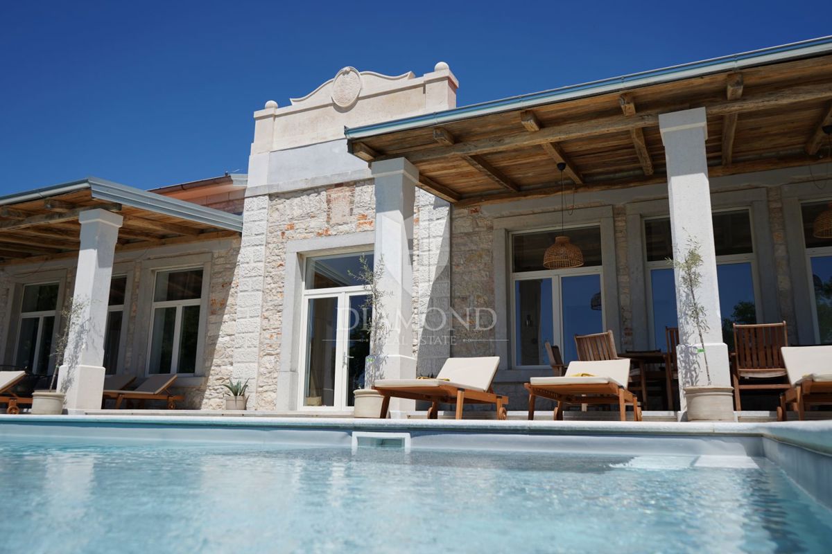Poreč, Okolica, Edinstvena Vila z Bazenom