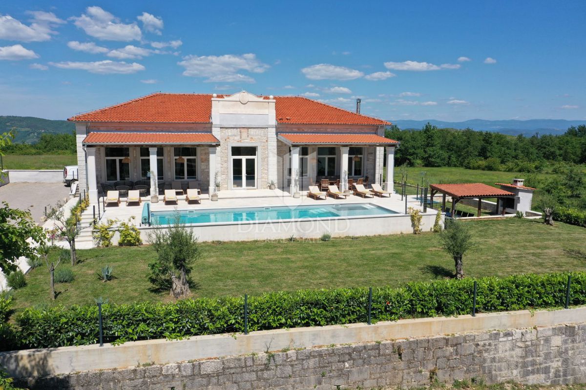 Poreč, Okolica, Edinstvena Vila z Bazenom