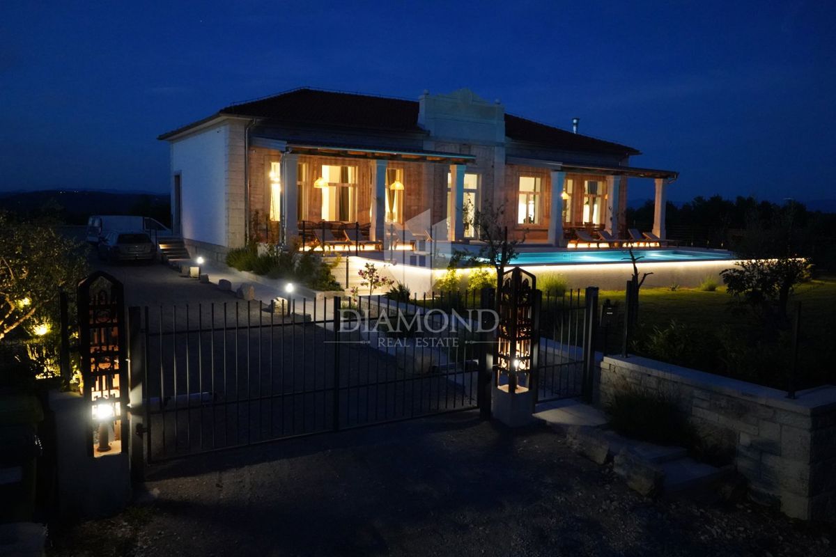Poreč, Okolica, Edinstvena Vila z Bazenom