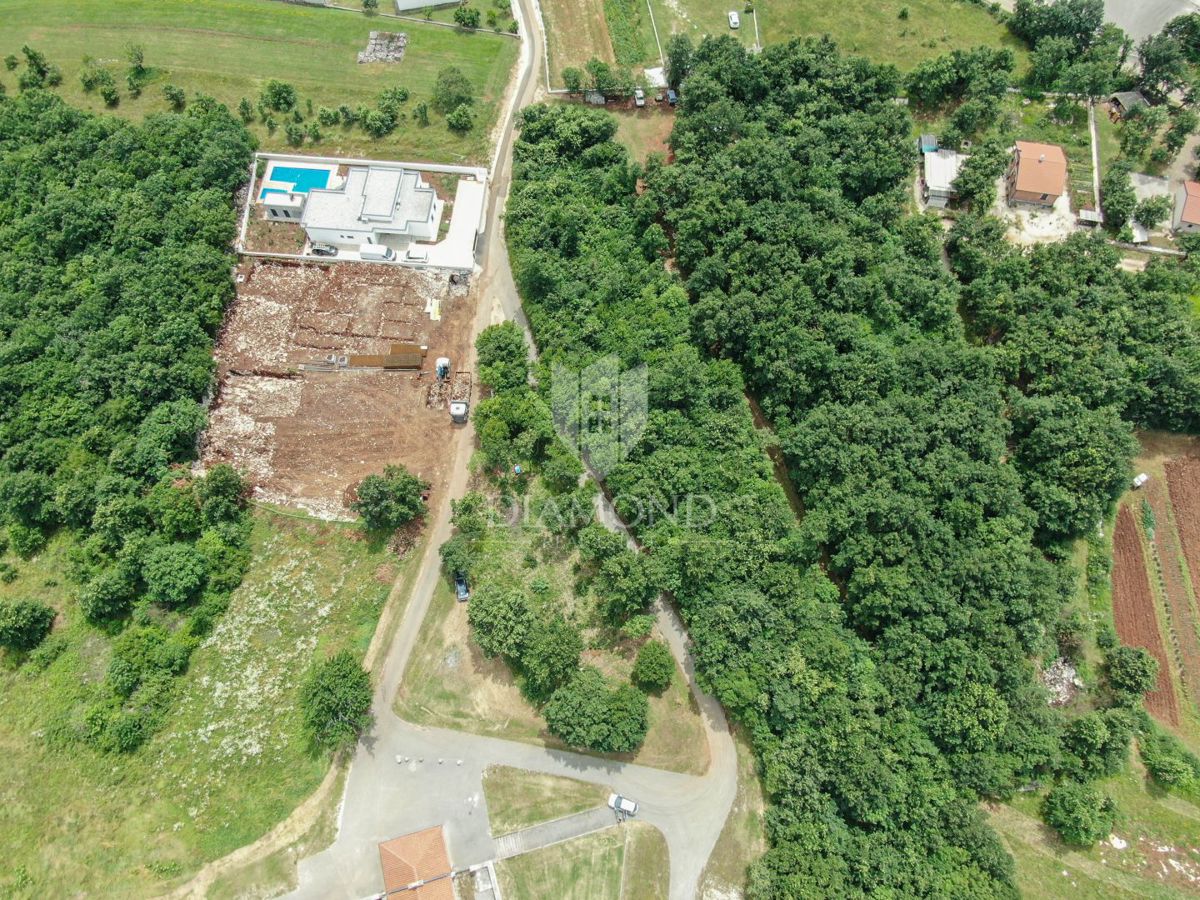 Zemljišče z idejnim projektom za treh lepih pritličnih hiš