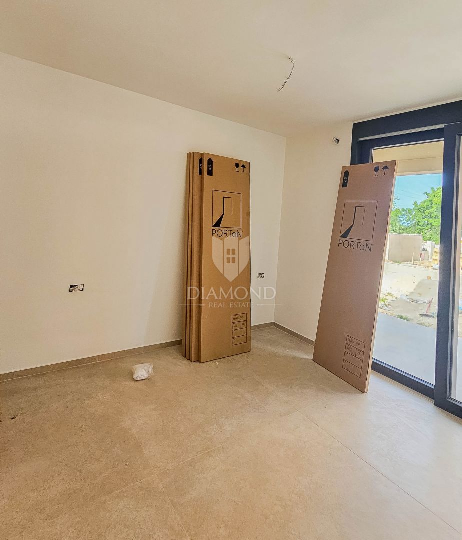Umag, okolica! Novogradnja! Moderno stanovanje v pritličju z velikim vrtom!
