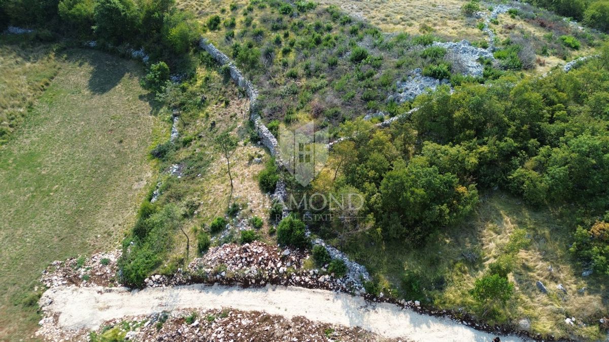 Brseč, gradbena parcela z lepim pogledom na morje 