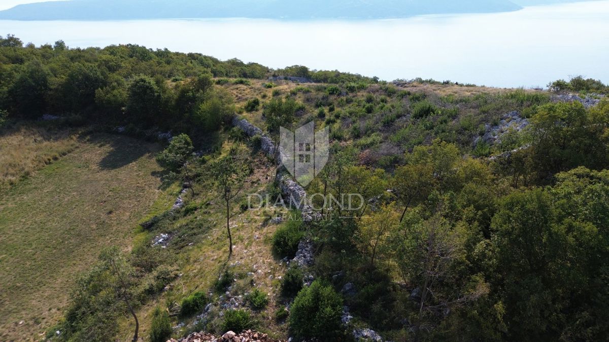 Brseč, gradbena parcela z lepim pogledom na morje 