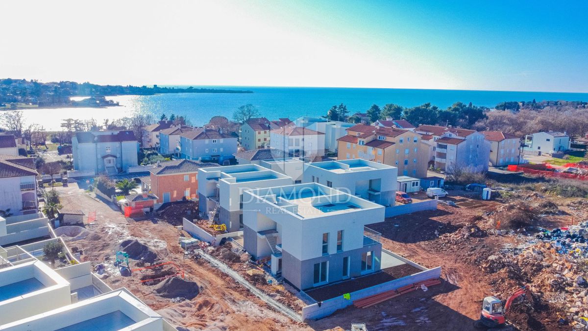 Novigrad, stanovanje s strešno teraso 300 m od morja!