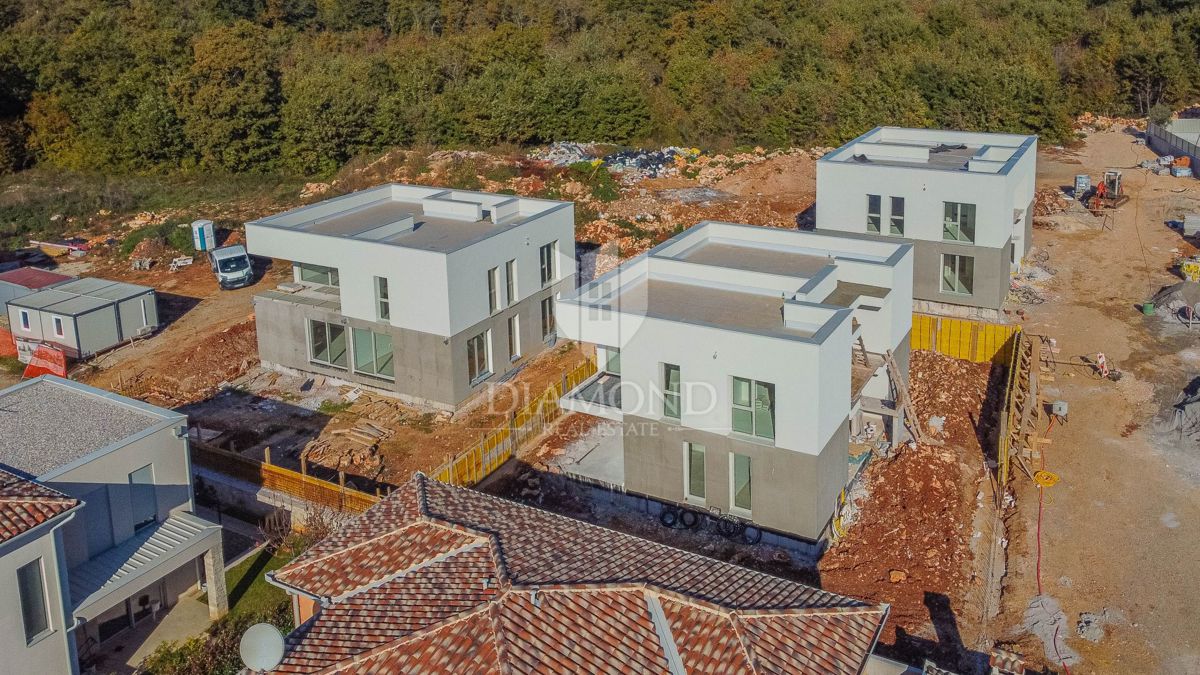 Novigrad, stanovanje s strešno teraso 300 m od morja!