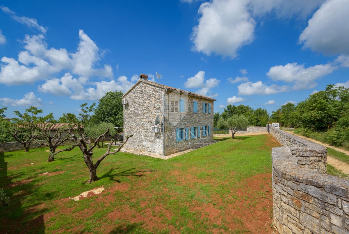 Poreč, okolica, avtohtona istrska kamnita hiša na mirnem mestu