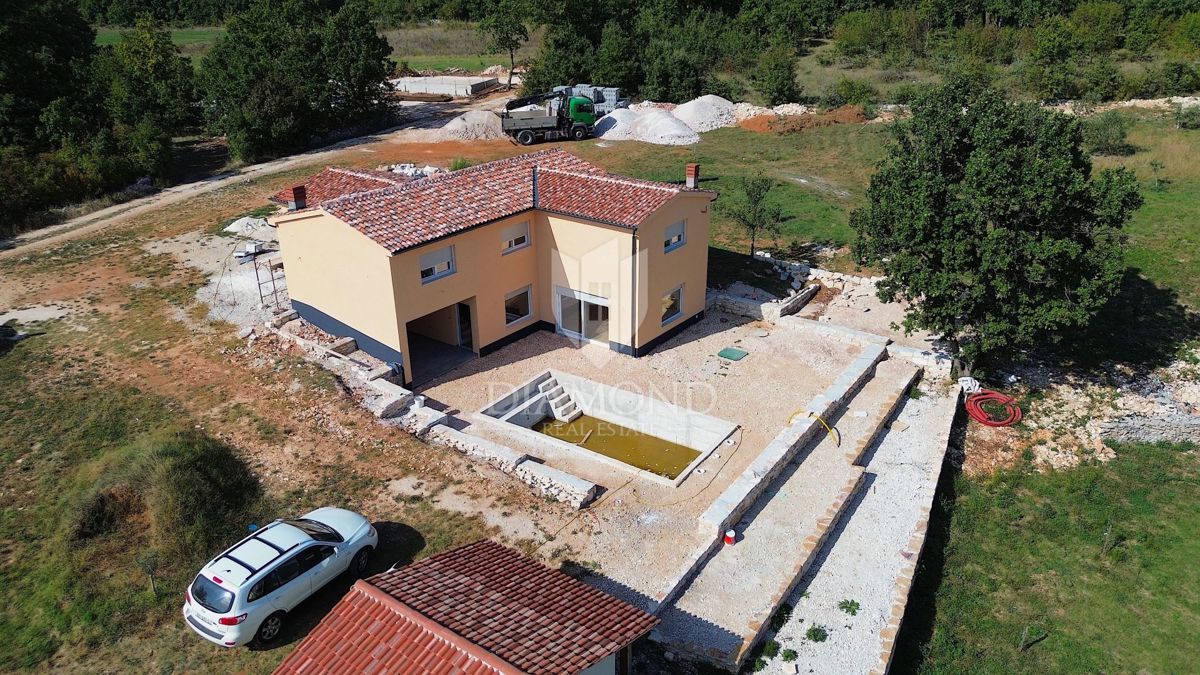 Svetla, udobna hiša obdana z zelenjem 