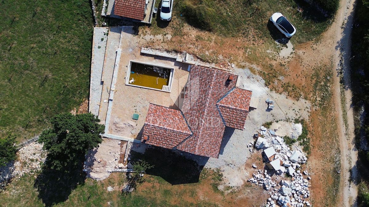 Svetla, udobna hiša obdana z zelenjem 