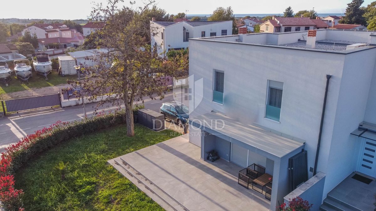 Poreč, luksuzno opremljena vrstna hiša z vrtom!