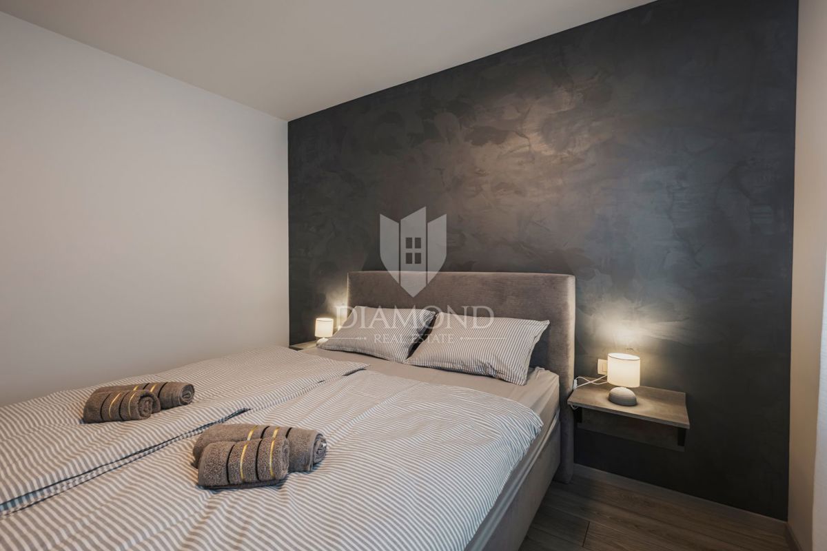 Umag, okolica! Moderna samostojna vila s 3 apartmaji in bazenom!