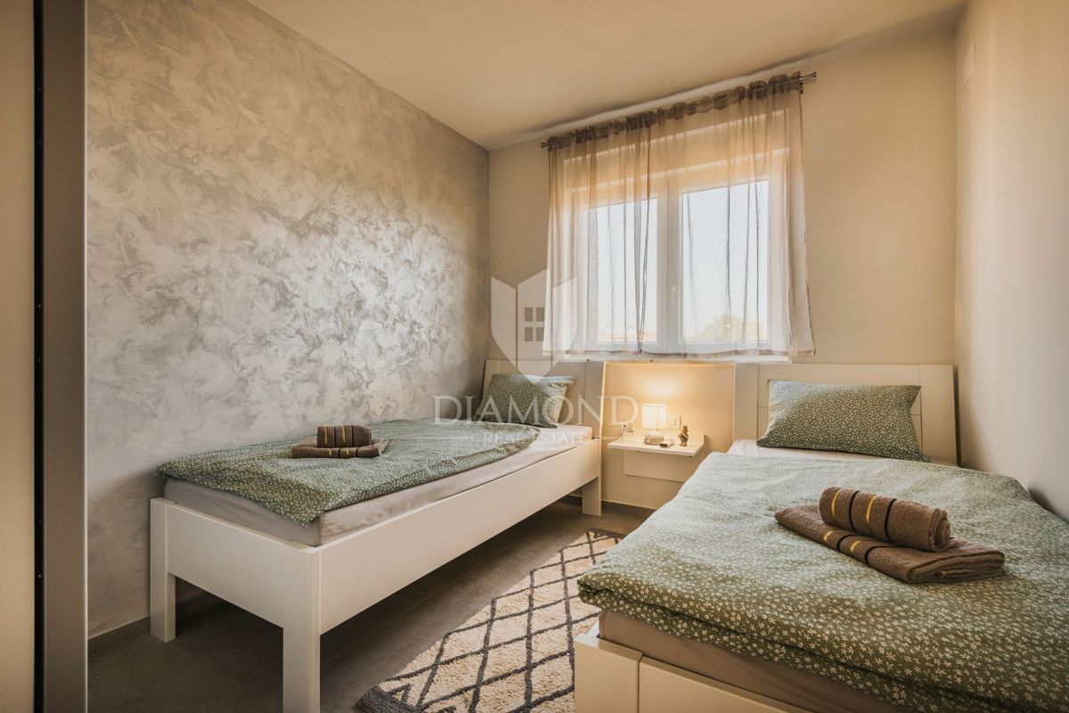 Umag, okolica! Moderna samostojna vila s 3 apartmaji in bazenom!