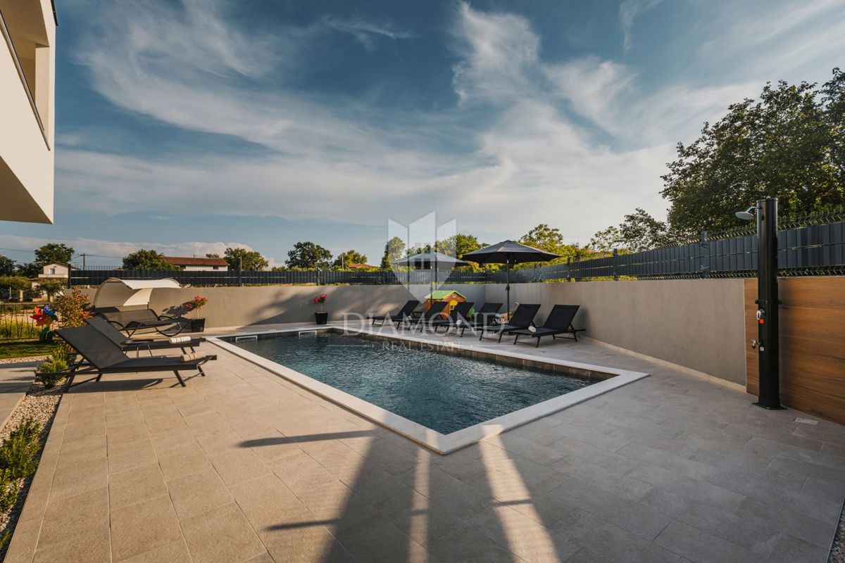 Umag, okolica! Moderna samostojna vila s 3 apartmaji in bazenom!