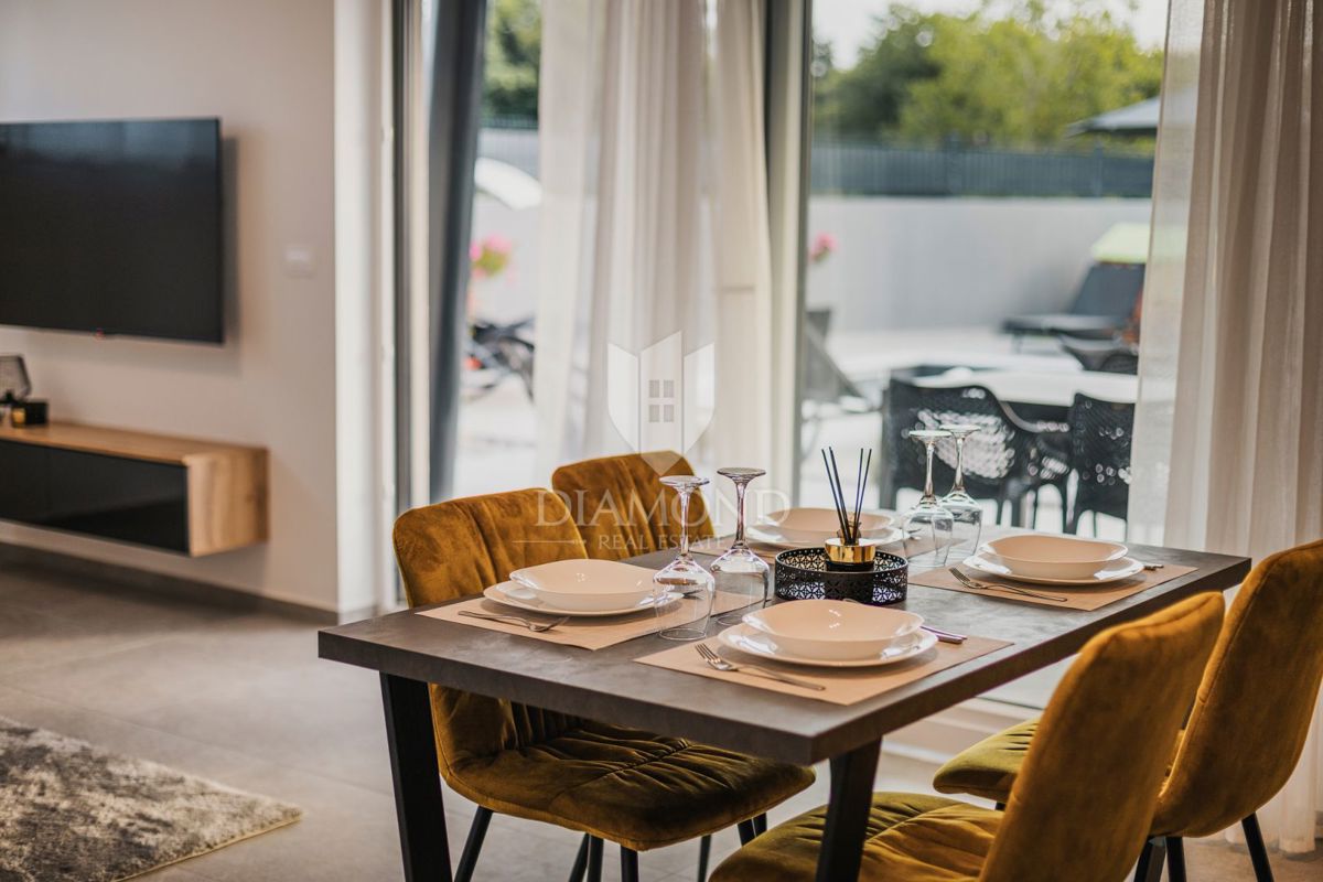 Umag, okolica! Moderna samostojna vila s 3 apartmaji in bazenom!