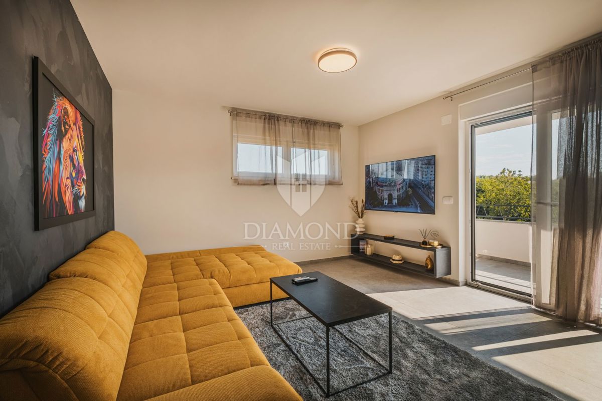 Umag, okolica! Moderna samostojna vila s 3 apartmaji in bazenom!