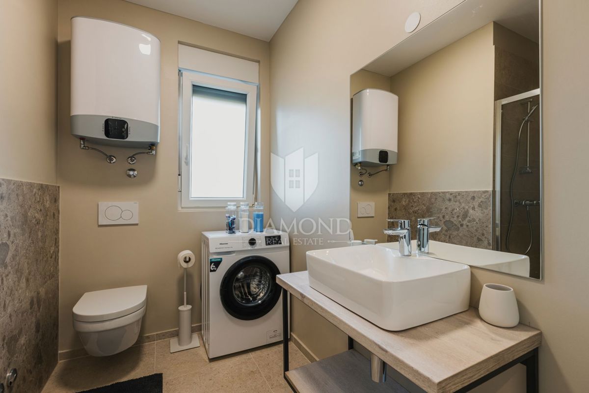 Umag, okolica! Moderna samostojna vila s 3 apartmaji in bazenom!
