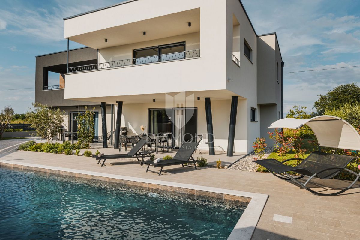 Umag, okolica! Moderna samostojna vila s 3 apartmaji in bazenom!