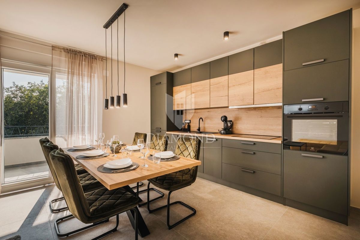 Umag, okolica! Moderna samostojna vila s 3 apartmaji in bazenom!