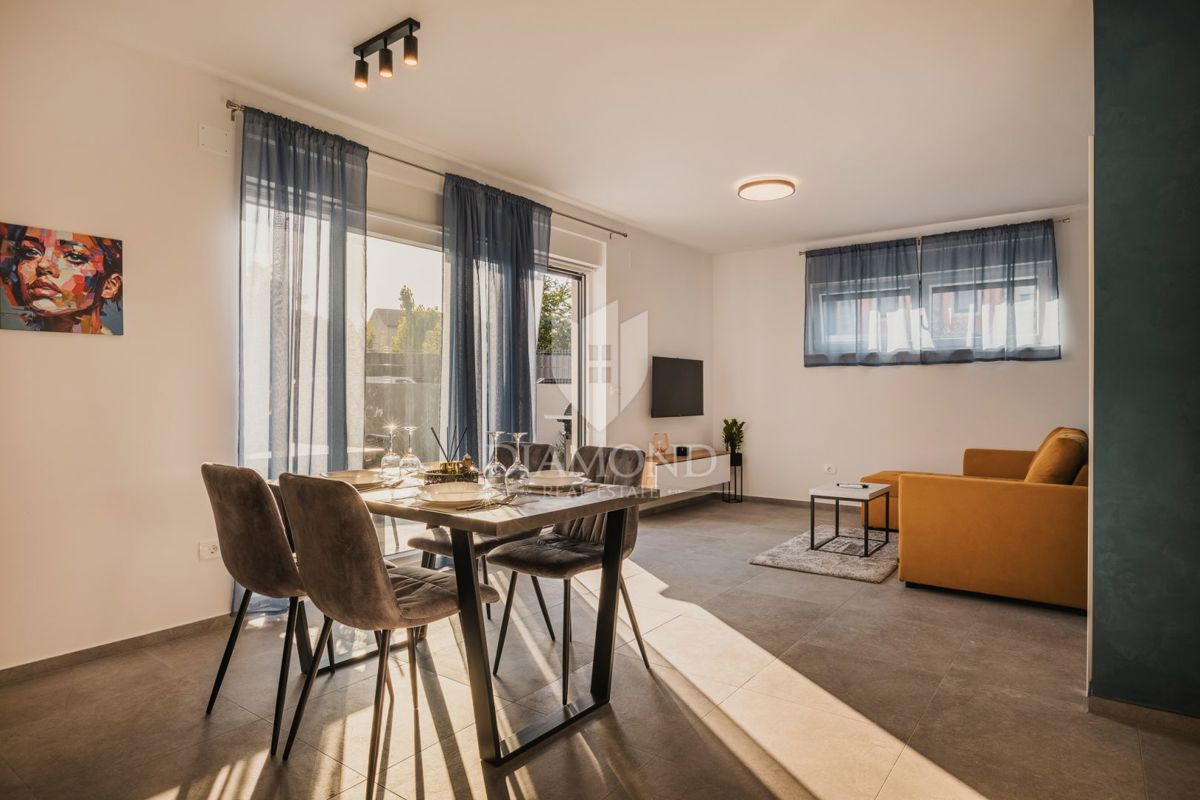 Umag, okolica! Moderna samostojna vila s 3 apartmaji in bazenom!