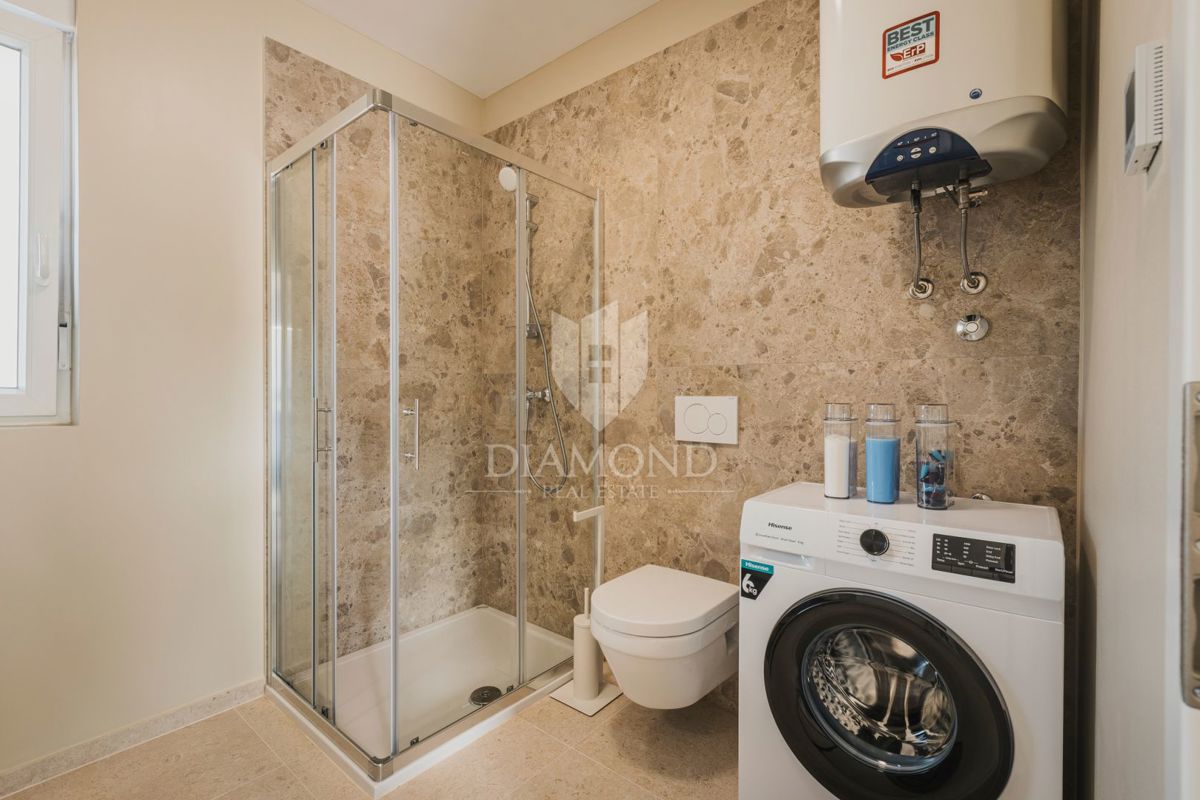 Umag, okolica! Moderna samostojna vila s 3 apartmaji in bazenom!